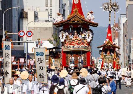 京都・祇園祭前祭の「山鉾巡行」で四条通を進む先頭の長刀鉾＝１７日午前
