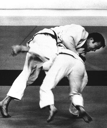 モントリオール五輪柔道中量級の決勝で攻める園田勇さん(上)=1976年7月(共同)