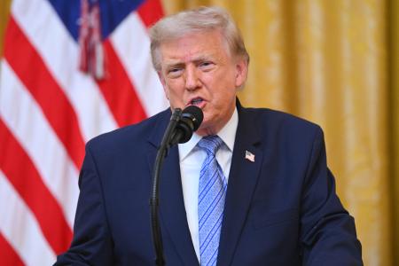 １６日、ホワイトハウスで演説するトランプ米大統領＝ワシントン（ＡＰ＝共同）