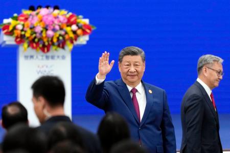 「世界人工知能大会」の開幕式に臨む中国の習近平国家主席(左)=17日、中国上海市(共同)