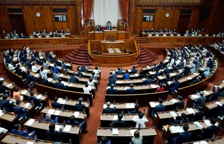 再審制度を見直す改正刑事訴訟法を可決、成立した参院本会議＝１７日午前