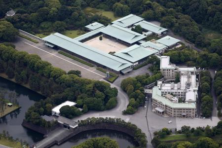 皇居・宮殿(奥)と宮内庁=6月、東京都千代田区