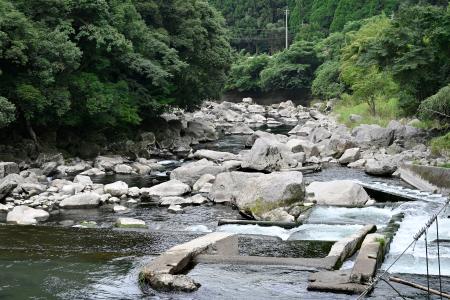 遺体が見つかった鹿児島県霧島市の天降川=17日午後