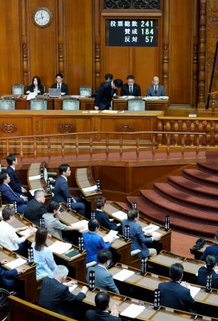 改正皇室典範を可決、成立した参院本会議=17日午前