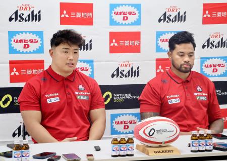 記者会見するラグビー日本代表の江良（左）とトゥア＝千葉県浦安市