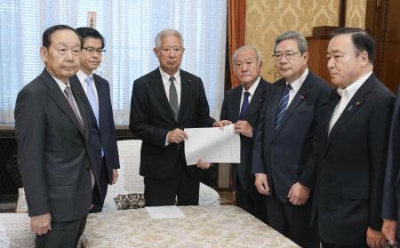 国会の会期延長を森衆院議長（中央左）に申し入れする自民党の鈴木幹事長（同右）と日本維新の会の中司幹事長（右から２人目）ら＝１７日午後、国会