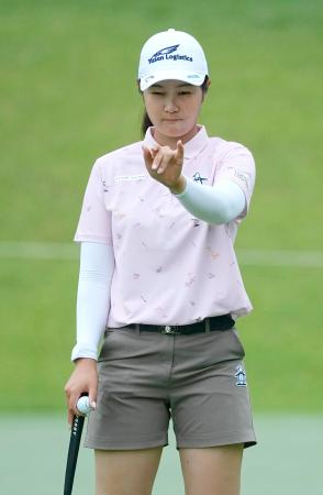 第２日、３番でラインを読む神谷そら。通算１１アンダーで首位＝仙台クラシックＧＣ
