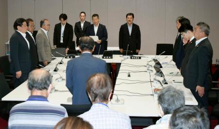 熊本県八代市の庁舎建て替え工事の契約経緯などを検証する百条委＝１７日午後、八代市役所