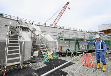 報道陣に公開された北海道電力泊原発の防潮堤設置工事現場＝１７日午後、北海道泊村