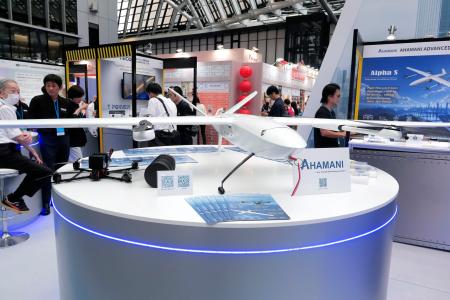 台湾企業が展示した軍民両用ドローン＝１７日午前、東京都内