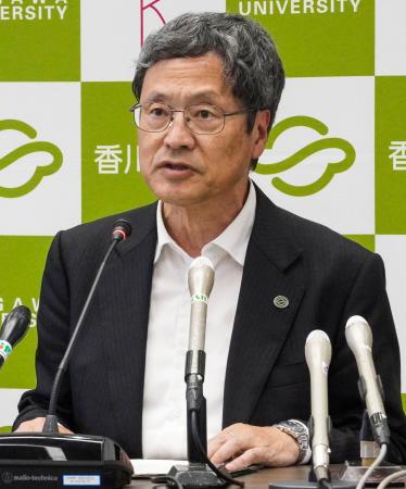 記者会見する香川大の上田夏生学長＝１７日午後、高松市