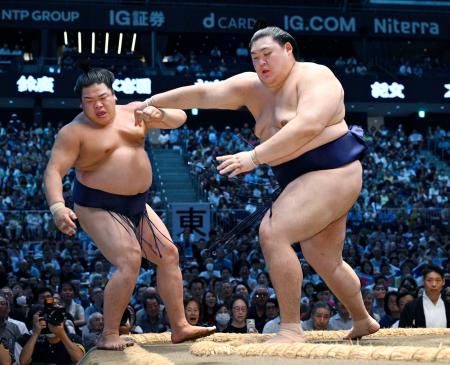 大の里が寄り切りで平戸海を下す＝ＩＧアリーナ
