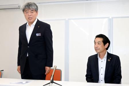 石川県輪島市で記者会見する、輪島商工会議所の久岡政治会頭（左）と輪島市朝市組合の冨水長毅組合長＝１７日午後