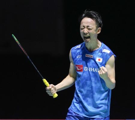 男子シングルスで準決勝進出を決め、雄たけびを上げる田中湧士＝東京体育館