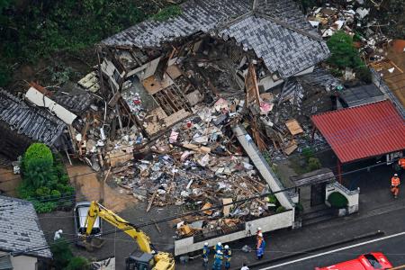 土砂が流れ込み倒壊した住宅=18日午前10時6分、栃木県足利市(共同通信社ヘリから)