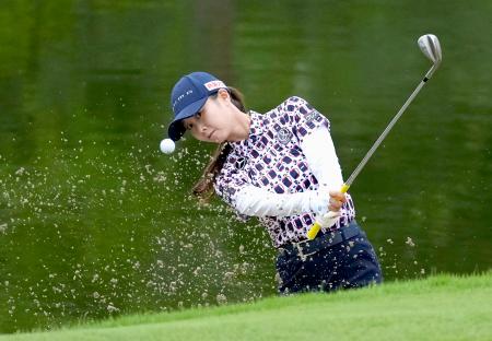 　第３日、３番でバンカーショットを放つ金沢志奈。通算１３アンダーで２位＝仙台クラシックＧＣ
