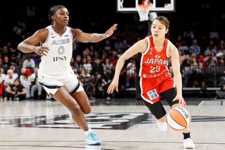 米国遠征のＷＮＢＡエースズ戦でプレーする日本代表の山本麻衣（右）＝４月、ラスベガス（ゲッティ＝共同）