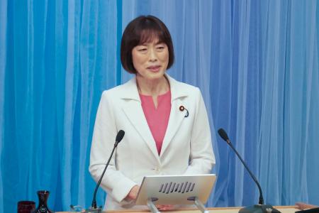 講演する共産党の田村委員長＝１８日午後、東京都渋谷区の党本部
