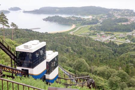 宮城県気仙沼市の大島にある亀山の山頂と中腹を結ぶモノレール=18日午後