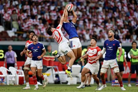 日本―フランス 前半、空中で競り合う植田(中央左)=MUFG国立