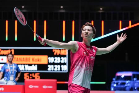 男子シングルス準決勝で田中湧士を破り、スタンドの声援に応える渡辺航貴=東京体育館