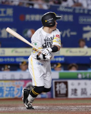 ３回ソフトバンク２死一、三塁、牧原大が左前に適時打を放つ＝ＺＯＺＯマリン