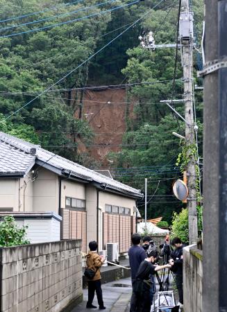 栃木県足利市の土砂崩れが起きた現場＝１８日午後