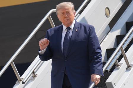 １７日、ニューヨークの国際空港に到着したトランプ米大統領（ＡＰ＝共同）