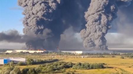 １８日、ロシア・モスクワ州でウクライナ軍の無人機攻撃後に倉庫から上がる黒煙（ソーシャルメディアから・ロイター＝共同）
