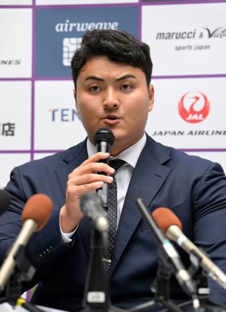 記者会見する米スタンフォード大の佐々木麟太郎内野手＝１９日午後、岩手県花巻市
