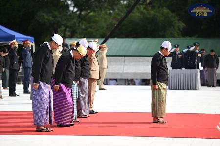 １９日、ミャンマー最大都市ヤンゴンで「建国の父」追悼式典に出席した親軍政権の大統領ミンアウンフライン氏（右）ら（大統領府提供・ＡＰ＝共同）