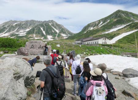 立山・室堂を訪れた人たち=11日、富山県立山町