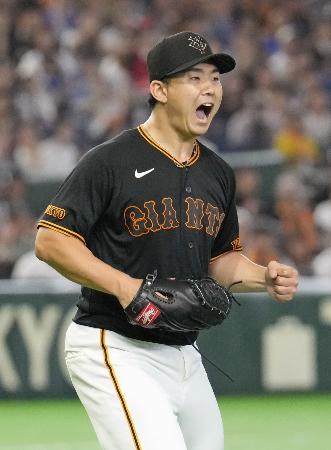 ５回、ピンチを切り抜け雄たけびを上げる巨人・小笠原。国内復帰後初勝利を挙げた＝東京ドーム