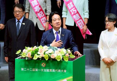 民進党大会で演説する台湾の頼清徳総統＝１９日、台北市（共同）