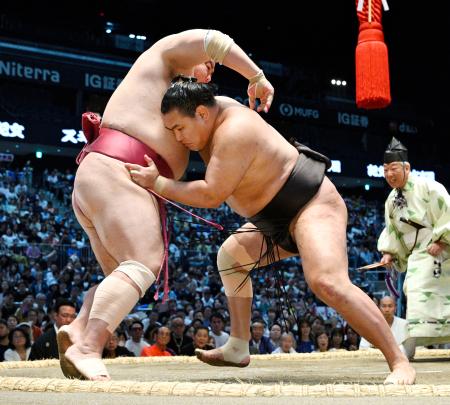 豊昇龍が押し出しで大栄翔を下す＝ＩＧアリーナ