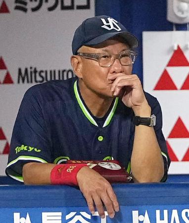 4回、厳しい戦況を見つめるヤクルト・池山監督=横浜