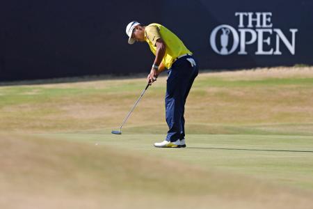 最終ラウンド、18番でパットを放つ松山英樹。通算4アンダーで14位=ロイヤルバークデールGC(共同)