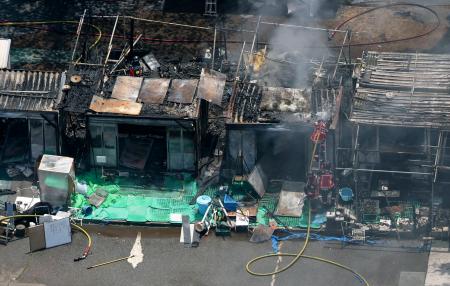 消火活動が続く陸上自衛隊朝霞駐屯地の火災現場＝２０日午後０時４０分（共同通信社ヘリから）