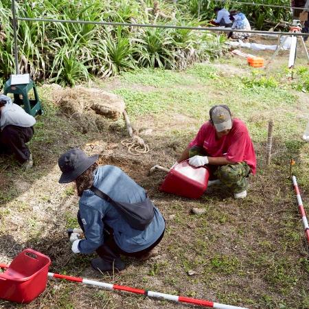 ２０日、台湾南部の屏東県恒春で遺骨の発掘調査を始めた関係者ら（共同）