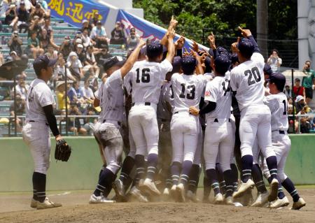 沖縄大会決勝でエナジックスポーツを破って甲子園出場を決め、喜ぶ沖縄尚学ナイン＝沖縄セルラースタジアム那覇