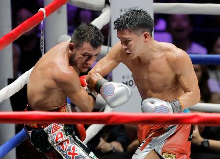 WBCライトフライ級世界戦 8回、エリク・バディジョ(左)を攻める岩田翔吉=両国国技館