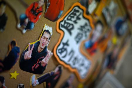 犠牲になった高峰啓三さんの教え子たちが作った写真パネル。地元で小学生バレーボールチームの監督を務めていた