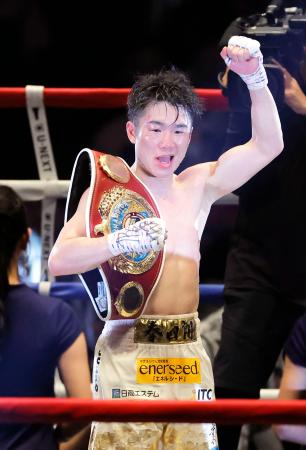 WBOスーパーフライ級王座決定戦で判定勝ちし、3階級制覇を達成した寺地拳四朗=両国国技館