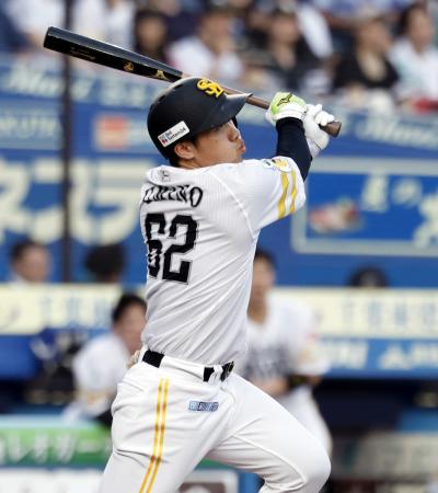 ４回ソフトバンク２死二、三塁、海野が右越えに２点二塁打を放つ＝ＺＯＺＯマリン