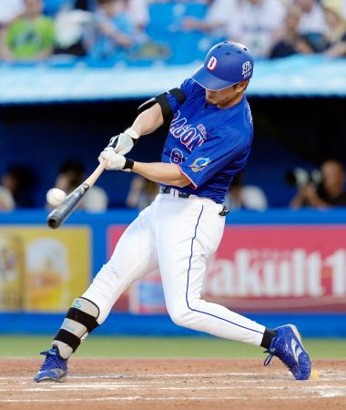 ３回中日無死、板山が右越えに先制ソロを放つ＝神宮