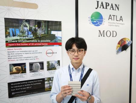 英ファンボロー国際航空ショーで、3Dプリンターを活用してシェルターを建設する技術をアピールするセレンディクスの佐藤蒼士COO=20日(共同)