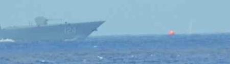 　射撃する中国のミサイル駆逐艦（防衛省統合幕僚監部提供）
