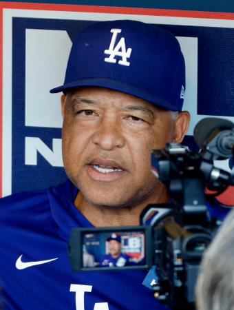 試合前、取材に応じるドジャースのロバーツ監督＝フィラデルフィア（共同）