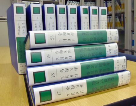 公開された衆院議員の資産報告書=21日午前、衆院第1議員会館