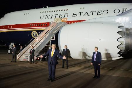 英国の基地で、新たな大統領専用機エアフォースワンの前に立つトランプ米大統領＝８日（ロイター＝共同）
